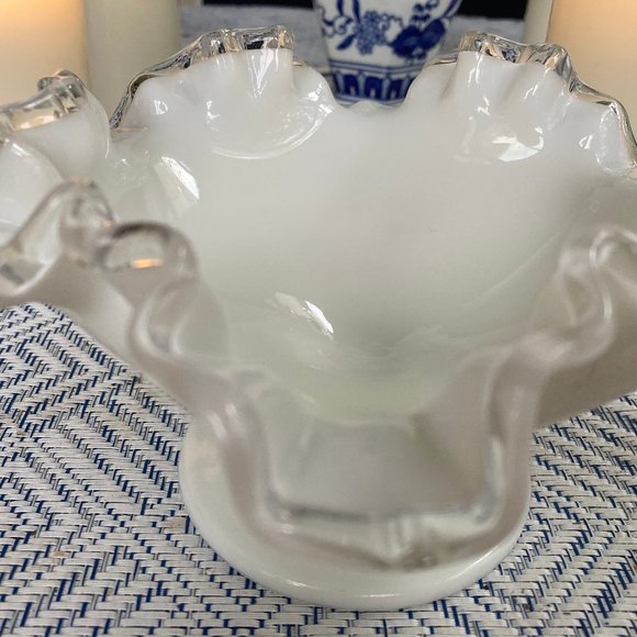 FENTON SILVER CREST MILK GLASS FOOTED RUFFLED BOWL1949-52 EXCELLENT 7.5" - Picture 4 of 5